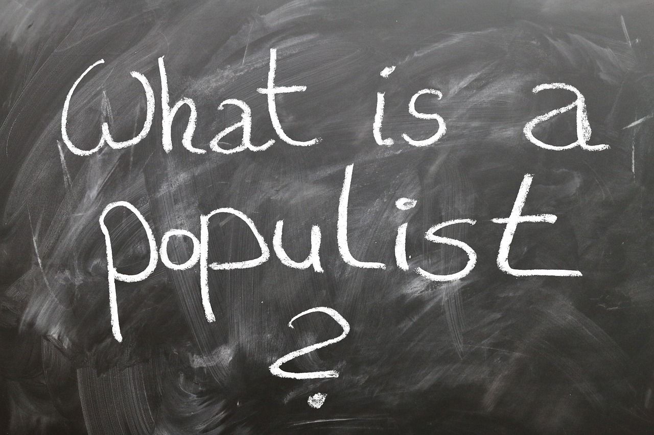 populismus: eine politische bewegung, die häufig einfache lösungen für komplexe probleme bietet und sich gegen die etablierte elite richtet.