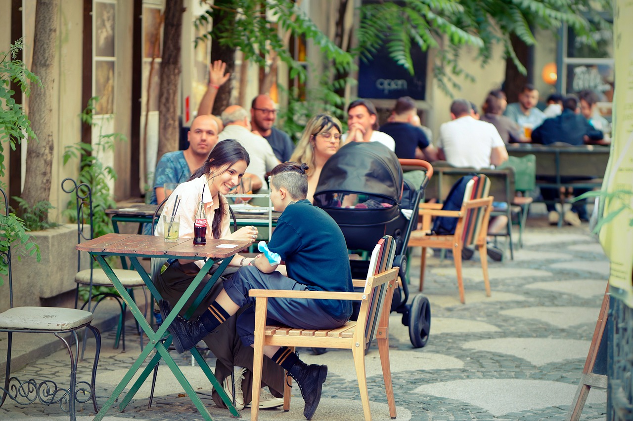 entdecken sie die freude an outdoor-dining! genießen sie köstliche gerichte im freien, umgeben von natur und guter gesellschaft. perfekt für besondere anlässe oder entspannte abende.