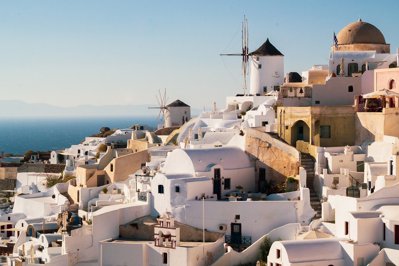 entdecken sie die atemberaubende schönheit von santorini, einer der schönsten inseln der ägäis. genießen sie atemberaubende sonnenuntergänge, malerische dörfer und köstliche griechische küche auf dieser traumhaften insel.