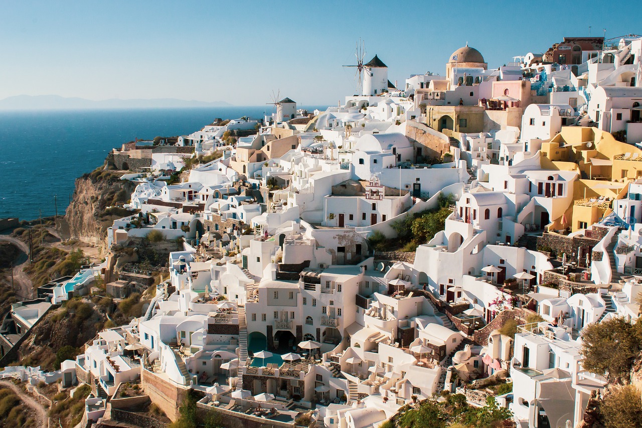 entdecken sie die atemberaubende schönheit von santorini, einer griechischen insel mit malerischen sonnenuntergängen, weißen häusern und atemberaubenden stränden. genießen sie die einzigartige kultur, köstliche küche und unvergessliche erlebnisse auf dieser traumdestination.