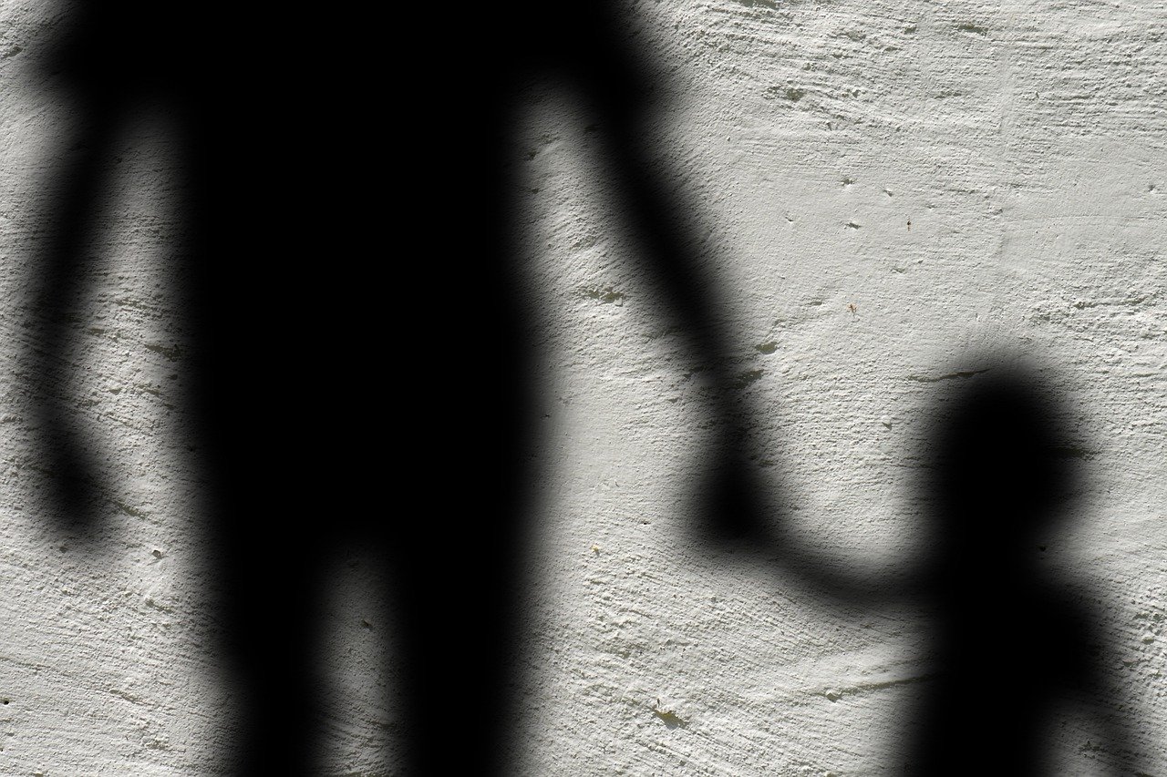 menschenhandel ist ein schwerwiegendes verbrechen, das menschenwürde und freiheit verletzt. in dieser umfassenden analyse beleuchten wir die verschiedenen facetten des menschenhandels, zielen auf sensibilisierung ab und fördern lösungen zur bekämpfung dieser globalen herausforderung.