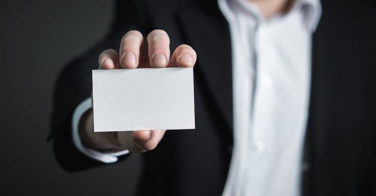 entdecken sie die entscheidenden aspekte des brandings, um ihre marke erfolgreich zu gestalten. erfahren sie, wie sie ihr unternehmensimage stärken und eine loyale kundenbasis aufbauen können.