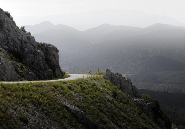 analyse des difficult&eacute;s rencontr&eacute;es lors du voyage en russie de weidel et chrupalla, explorant les enjeux politiques et logistiques.