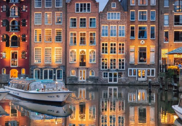 entdecken sie unvergessliche kreuzfahrten zu atemberaubenden zielen. buchen sie ihre traumreise auf dem wasser mit erstklassigem service und komfort.