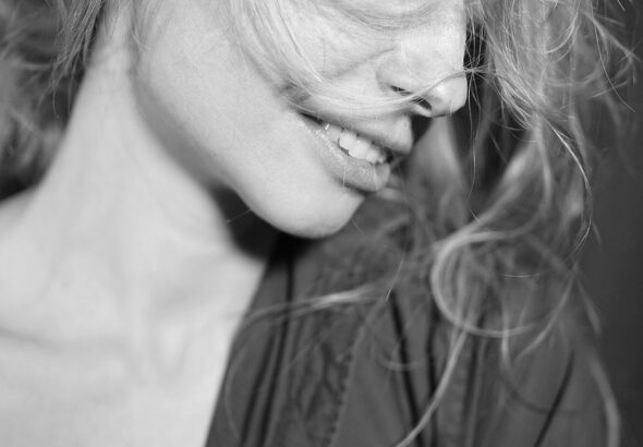 tipps und strategien, um peinlichkeiten zu &uuml;berwinden und selbstvertrauen im alltag zu st&auml;rken.